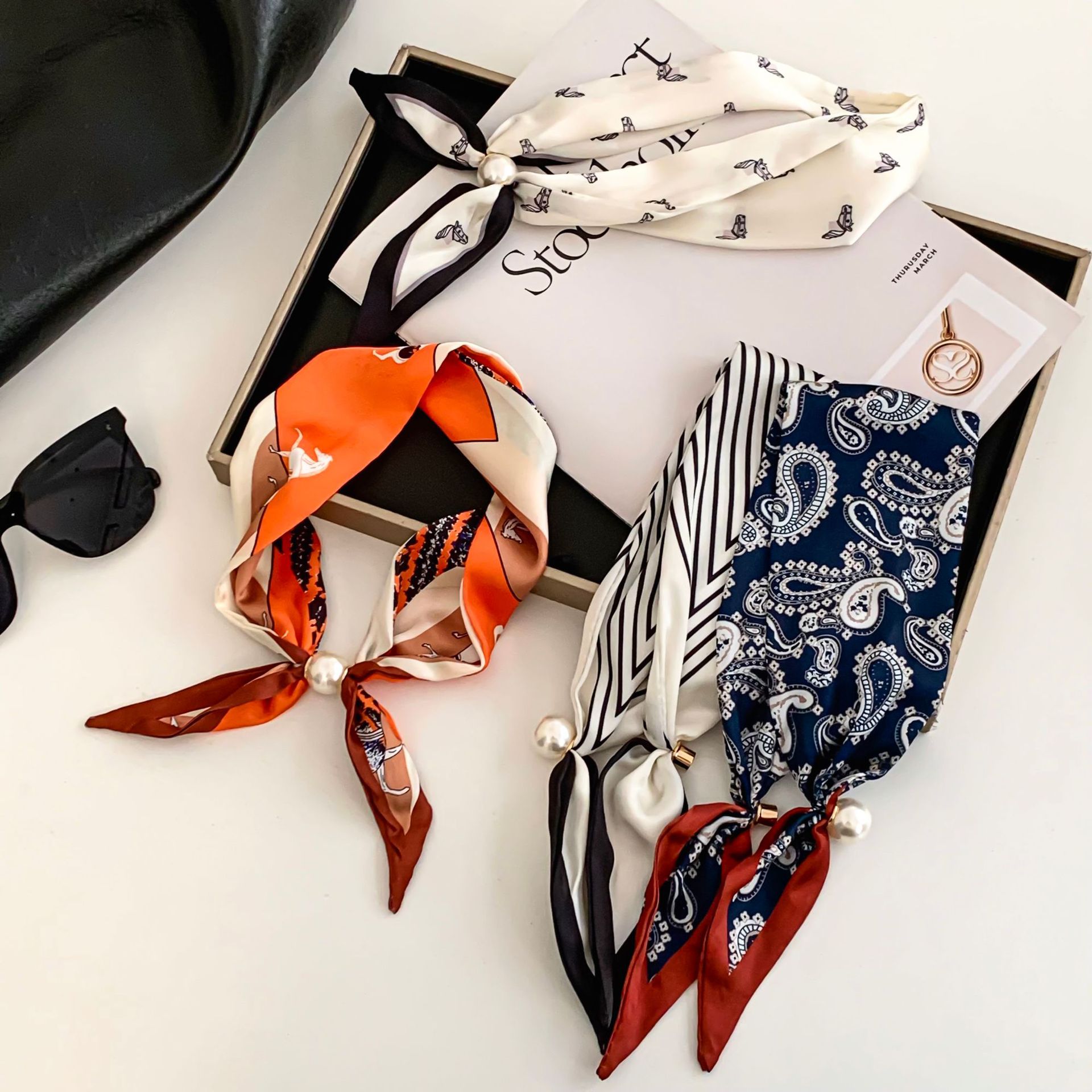 カシューフラワーシルクスカーフ、女性用エフォートレスカラーボ - Ethnic Fashion Collection のレビューと価格
